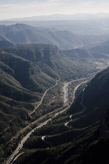 Uferstraße entlang eines Tals im Montserrat-Gebirge - AFVF07921