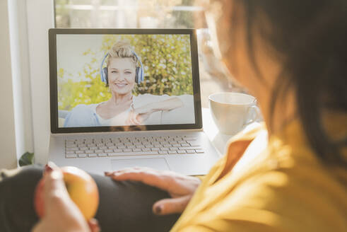 Zwei Frauen unterhalten sich während eines Videogesprächs auf einem Laptop - UUF22312