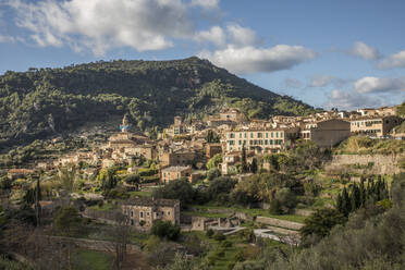 Spain, Mallorca, Valldemossa, Houses of calm mountain village in spring - JMF00551