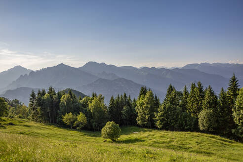 Schöne Berglandschaft am Idrosee, Lombardei, Italien - MAMF01487