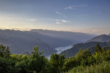 Landschaftlicher Blick auf den Idrosee in der Lombardei, Italien - MAMF01489