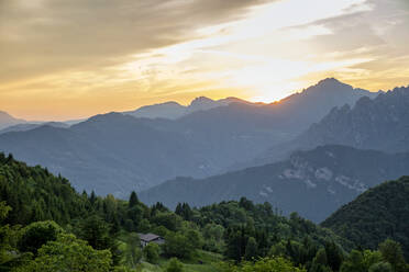 Sonnenuntergang über einer Bergkette am Idrosee, Lombardei, Italien - MAMF01492