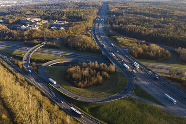 Deutschland, Baden-Württemberg, Stuttgart, Luftaufnahme des Verkehrs auf der Bundesautobahn 8 in der Abenddämmerung - WDF06437