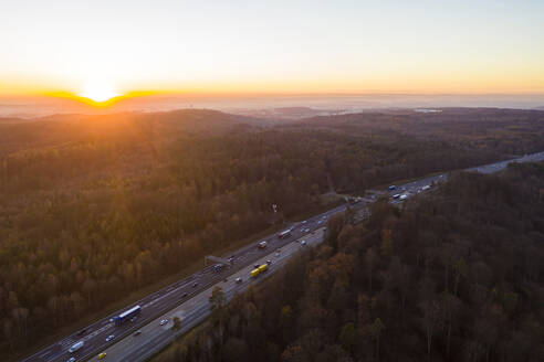 Deutschland, Baden-Württemberg, Stuttgart, Luftaufnahme des Verkehrs auf der Bundesautobahn 8 bei Sonnenuntergang - WDF06439