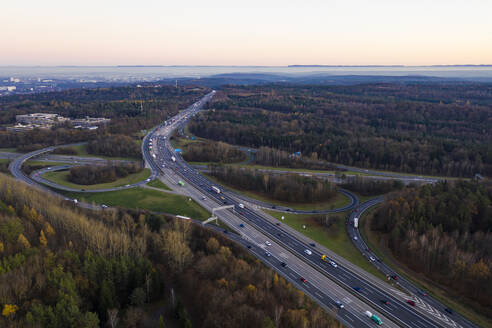 Deutschland, Baden-Württemberg, Stuttgart, Luftaufnahme des Verkehrs auf der Bundesautobahn 8 in der Abenddämmerung - WDF06440