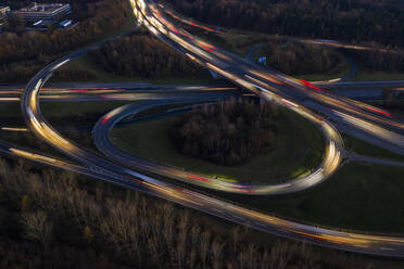 Deutschland, Baden-Württemberg, Stuttgart, Luftaufnahme von Fahrzeug-Lichtspuren auf der Bundesautobahn 8 in der Abenddämmerung - WDF06442