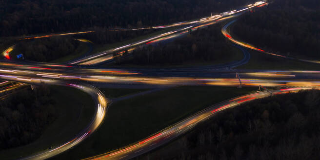 Deutschland, Baden-Württemberg, Stuttgart, Luftaufnahme von Fahrzeug-Lichtspuren auf der Bundesautobahn 8 bei Nacht - WDF06443