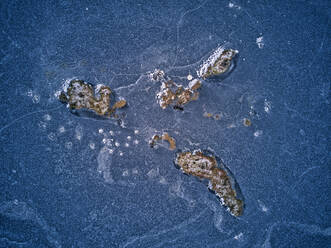 Luftaufnahme eines zugefrorenen Teichs - KNTF06025