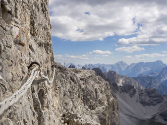 Abseilen vom steilen Felsen in den Sextner Dolomiten - HUSF00167