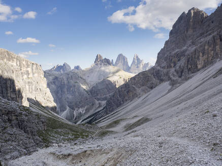 Panoramablick auf das Tal der Sextner Dolomiten mit den Drei Zinnen im Hintergrund - HUSF00171