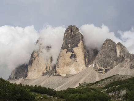 Blick auf die Drei Zinnen in den Sextner Dolomiten - HUSF00174