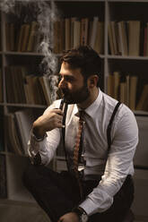 Porträt eines bärtigen Mannes, der Pfeife raucht - GIOF10398