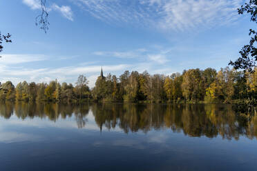 Landschaftlicher Blick auf einen ruhigen See mit Bäumen gegen den Himmel im Wald - CHPF00741