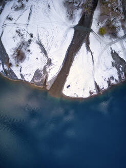 Luftaufnahme des schneebedeckten Ufers des Ritsa-Sees - KNTF06042