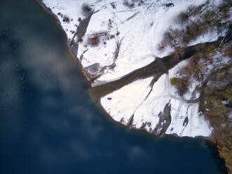 Luftaufnahme des schneebedeckten Ufers des Ritsa-Sees - KNTF06043