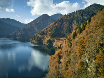 Luftaufnahme des Ritsa-Sees, umgeben von bewaldeten Bergen im Herbst - KNTF06048