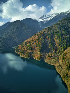 Luftaufnahme des Ritsa-Sees, umgeben von bewaldeten Bergen im Herbst - KNTF06049