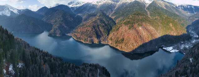 Luftaufnahme des Ritsa-Sees, umgeben von bewaldeten Bergen im Herbst - KNTF06050