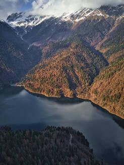 Luftaufnahme des Ritsa-Sees, umgeben von bewaldeten Bergen im Herbst - KNTF06051