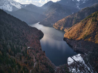Luftaufnahme des Ritsa-Sees, umgeben von bewaldeten Bergen im Herbst - KNTF06057