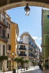 Spanien, Mallorca, Palma de Mallorca, Laterne am Bogen über der Stadtstraße - EGBF00566