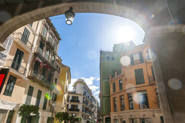 Spanien, Mallorca, Palma de Mallorca, Von der Sonne beleuchtete Stadtstraße - EGBF00567