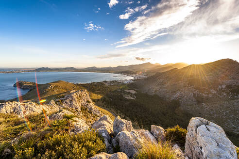 Spanien, Mallorca, Port de Pollenca, Sonnenuntergang über dem Küstental im Sommer - EGBF00571