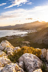 Spanien, Mallorca, Port de Pollenca, Sonnenuntergang über dem Küstental im Sommer - EGBF00574