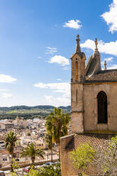 Spanien, Mallorca, Arta, Alte Kirche mit Blick auf die Stadt unten - EGBF00582