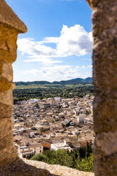 Spanien, Mallorca, Arta, Altstadt von der Bergmauer aus gesehen - EGBF00585