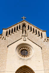 Spanien, Mallorca, Arta, Fassade einer alten Kirche - EGBF00586