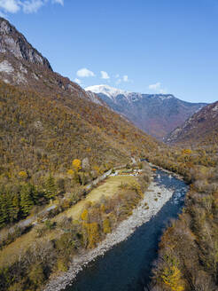 Luftaufnahme des Flusses Bzyb, der durch ein bewaldetes Tal im Kaukasusgebirge fließt - KNTF06071