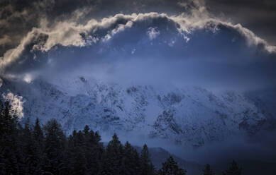 Wetterstein schneebedeckter Berg gegen bewölkten Himmel - MRF02439