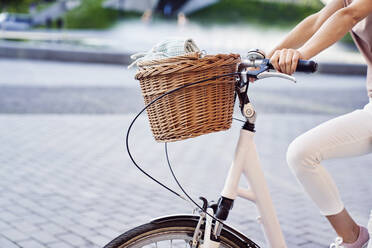 Frau fährt am Wochenende Fahrrad auf der Straße in der Stadt - ABIF01287