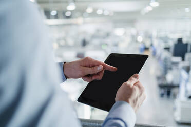 Männliche Fachkraft arbeitet in einer Fabrik an einem digitalen Tablet - DIGF13607