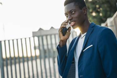 Young male professional on phone call outdoors - MPPF01399