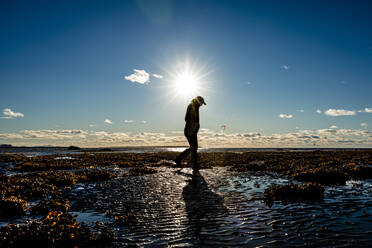 Silhouette einer älteren Frau, die am St. Lawrence River spazieren geht, Quebec, Kanada - AWAF00007