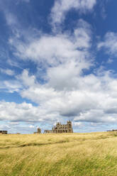 Fernblick auf die Abtei von Whitby bei bewölktem Himmel an einem sonnigen Tag, Yorkshire, Großbritannien - WPEF03852
