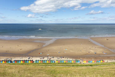 Luftaufnahme des Strandes gegen den Himmel an einem sonnigen Tag in Whitby, Yorkshire, UK - WPEF03857