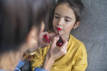 Mutter trägt Lippenstift auf Tochter zu Hause auf - SNF00934