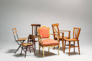 Studioaufnahme von klassischen gemischten Stühlen auf neutralem Hintergrund - ADSF19651