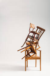 Set von alten Stühlen gegen weißen Hintergrund gestapelt - ADSF19652