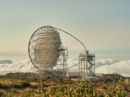 Erstaunlicher Blick auf moderne Teleskope auf einem dunklen Berggipfel gegen den bewölkten Himmel im astronomischen Observatorium auf der Insel La Palma in Spanien - ADSF19680