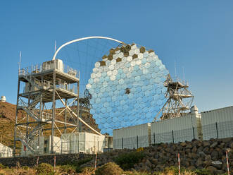 Verschiedene moderne Teleskope, darunter das MAGIC-Teleskop (Major Atmospheric Gamma Imaging Cherenkov Telescope), das sich am Hang des astronomischen Observatoriums auf der Insel La Palma in Spanien befindet - ADSF19682