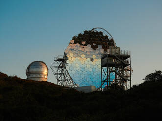 Verschiedene moderne Teleskope, darunter das MAGIC-Teleskop (Major Atmospheric Gamma Imaging Cherenkov Telescope), das sich am Hang des astronomischen Observatoriums auf der Insel La Palma in Spanien befindet - ADSF19685