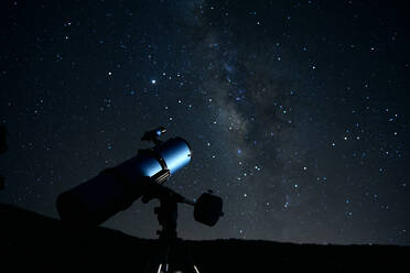 Modernes optisches Teleskop gegen wolkenlosen dunklen Himmel mit leuchtenden Sternen bei Nacht - ADSF19692