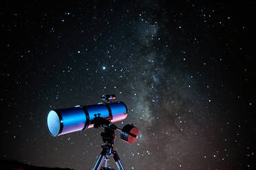 Modernes optisches Teleskop gegen wolkenlosen dunklen Himmel mit leuchtenden Sternen bei Nacht - ADSF19693