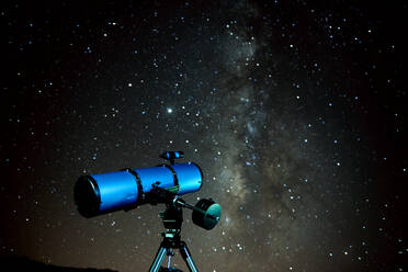 Modernes optisches Teleskop gegen wolkenlosen dunklen Himmel mit leuchtenden Sternen bei Nacht - ADSF19694