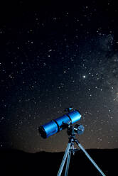 Modernes optisches Teleskop gegen wolkenlosen dunklen Himmel mit leuchtenden Sternen bei Nacht - ADSF19695