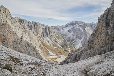 Erstaunliche Aussicht auf verschneite Berge und Tal in den Dolomiten auf blauen Himmel mit Wolken - ADSF19699